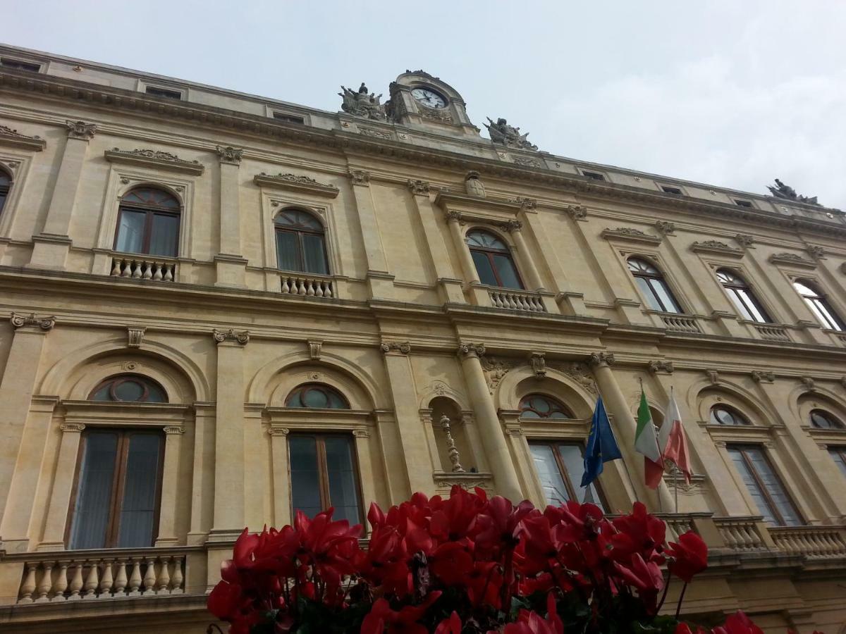 Liz House Apartment Caltagirone Bagian luar foto